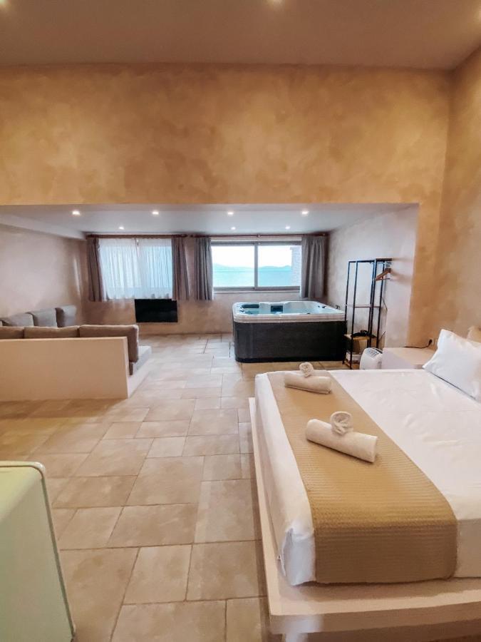 Mani Luxury Suites And Studios In Gytheio With Private Pools Buitenkant foto